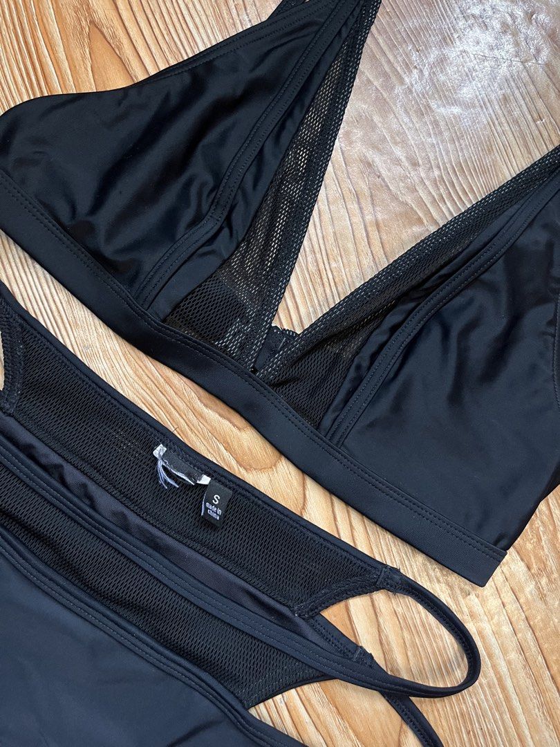 Black two piece swimsuit (Category: Bikinis & Swimsuits) located in San Jacinto. Submitted by kellysthrift_ (Listing ID 1464980974, Image 2). Description: Swimsuit black two piece Small size .