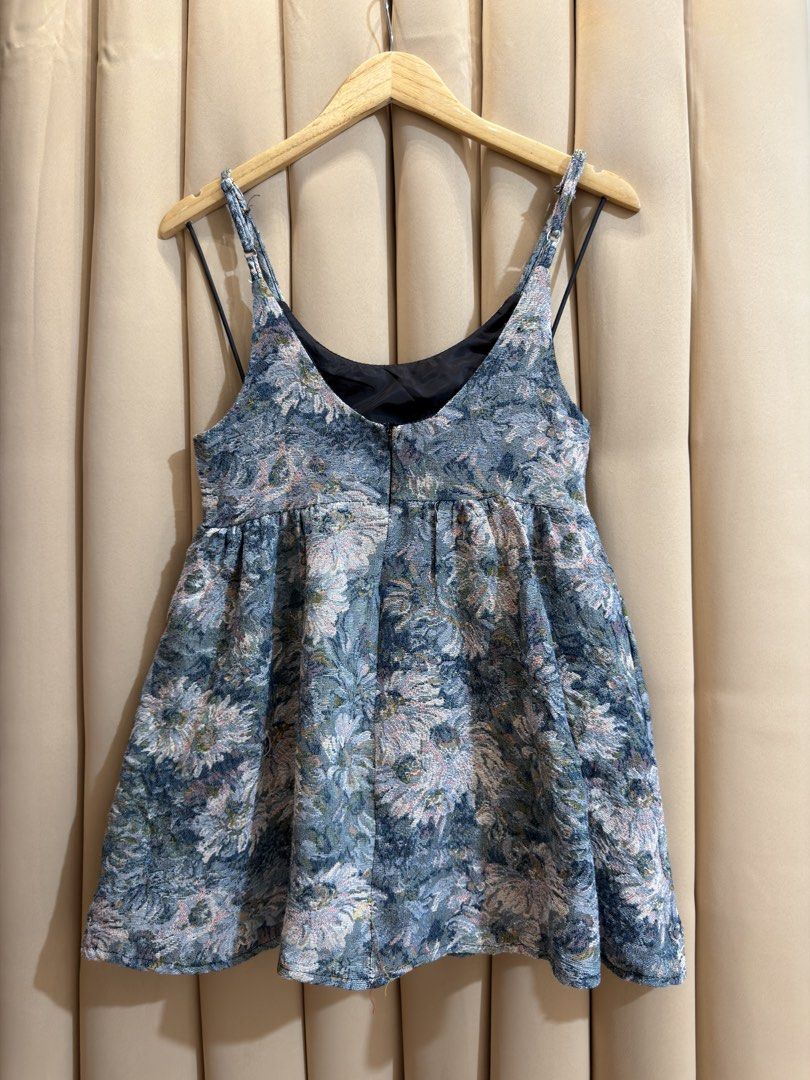 BLUE CAMI BUSTIER (Category: Sleeveless) located in Manila. Submitted by glamstylemnl (Listing ID 1465130150, Image 2). Description: ♡ SIZE: XS ♡ BUST: 31 ♡ Swipe left to see the actual color & details ♡ intricate and textured gobelin floral weave / back zipper ♡ HQ • 10/10 ♡ Ready to wear 👚.