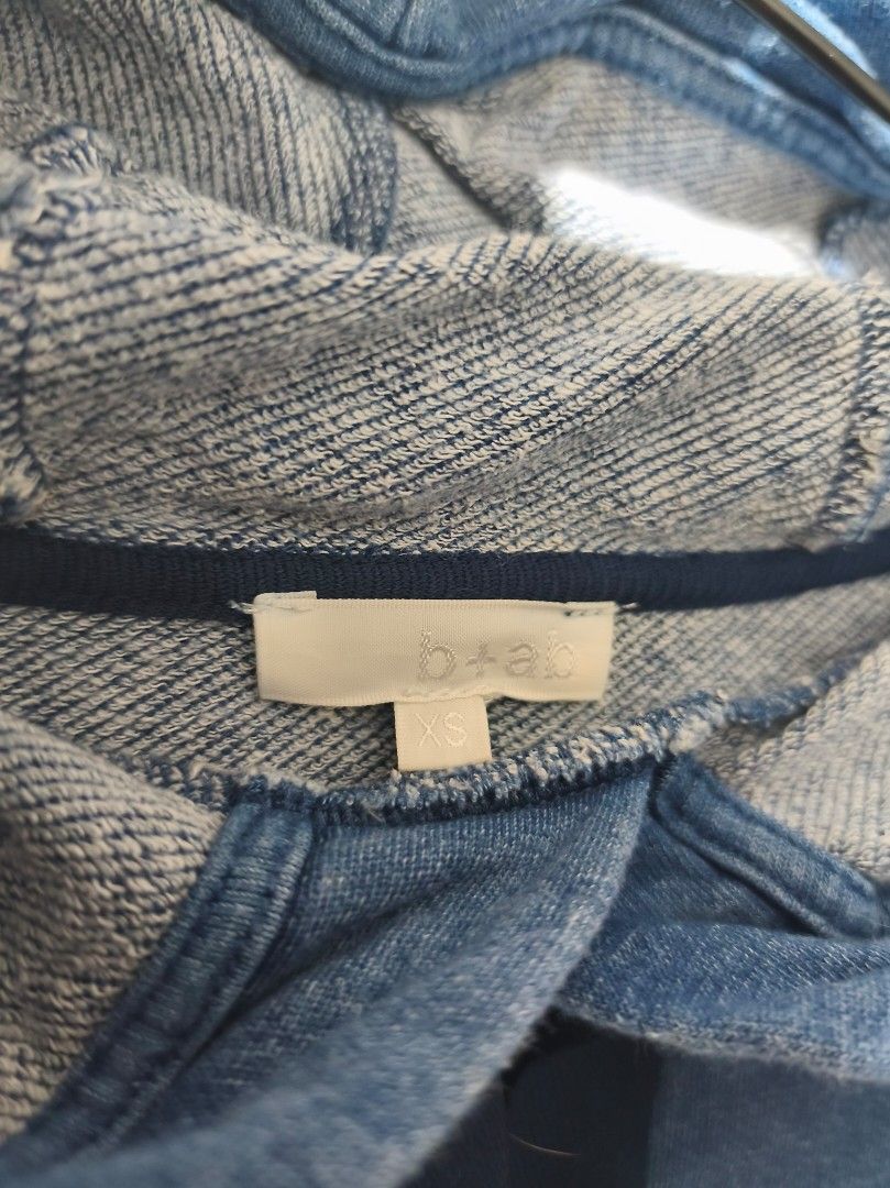 Blue Crop Top Hoodie (Category: Longsleeves) located in Santa Rosa. Submitted by 1998_m.a. (Listing ID 1465043111, Image 2). Description: .