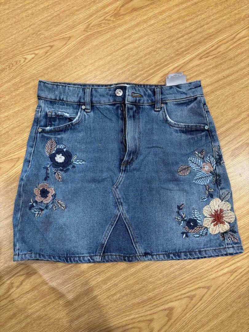 Blue Floral Denim Skirt (Category: Skirts) located in Pasig City. Submitted by ysabellyyyyy (Listing ID 1465034249, Image 1). Description: - Style: Casual denim mini skirt - Wash: Medium wash with contrast stitching - Details: Traditional waistband with belt loops, back patch pockets with metal rivets, and center back seam - Hemline: Straight - Versatility: Easy to pair with tees or sweaters for an effortless look.