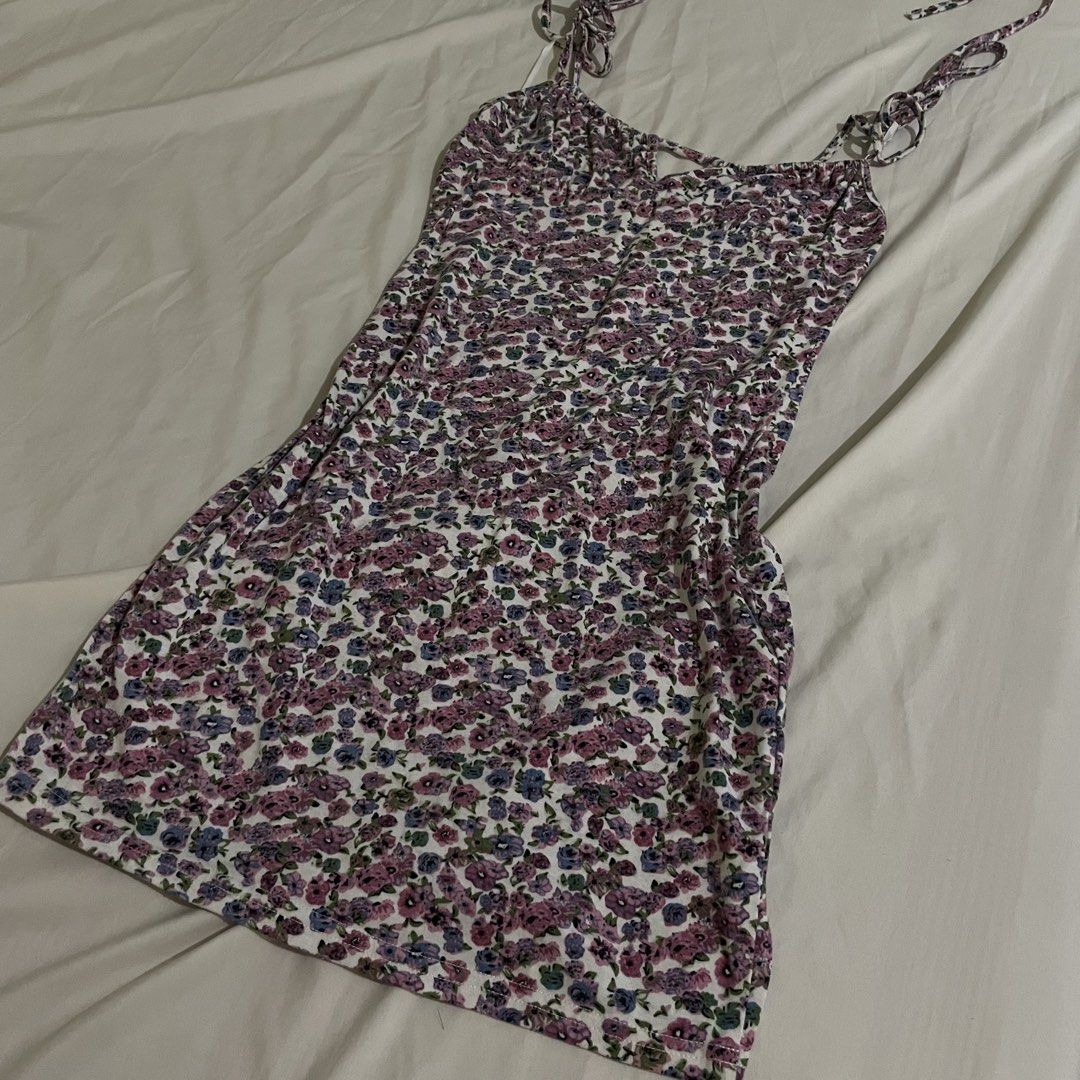 body-con floral dress (Category: Dresses) located in Manila. Submitted by mariali_ (Listing ID 1465045966, Image 2). Description: body hugging mini dress got it from SHEIN long time ago rfs: decluttering .