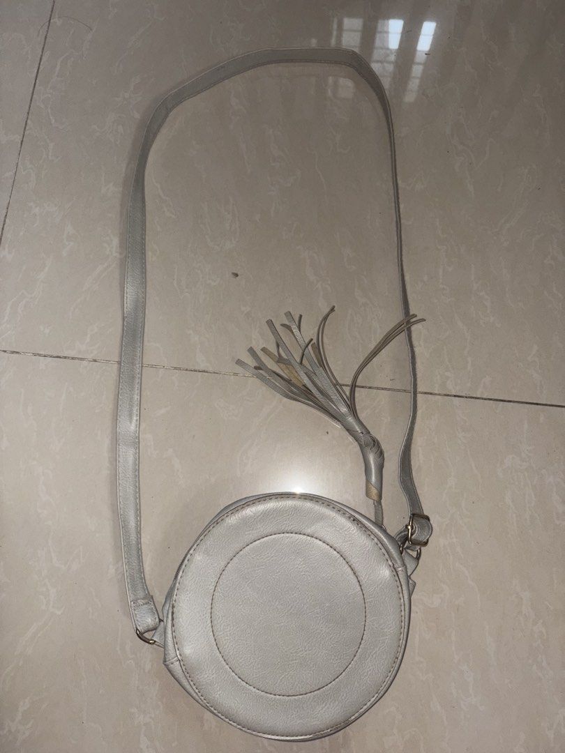 Boho blue cross body bag (Category: Cross-body Bags) located in San Pedro. Submitted by maria_xoxo (Listing ID 1465044486, Image 2). Description: -cross body bag -good for everyday -used but not abused -no major issue.