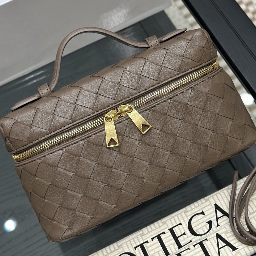Bottega Veneta Bang Bang (Category: Luxury Bags & Wallets) located in Manila. Submitted by poppyany (Listing ID 1465160578, Image 1). Description: Bottega Veneta Bang Bang bag. With Dustbag and box. With long strap for crossbody. Used once only. .