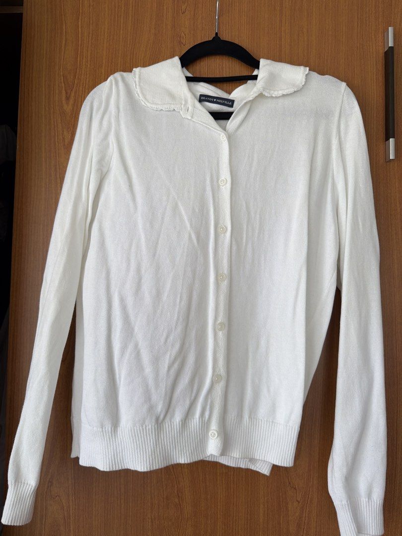 Brandy Melville White Peter Pan Collared Cardigan (Category: Coats, Jackets and Outerwear) located in Cavite. Submitted by klarev (Listing ID 1465011482, Image 1). Description: - Brand: Brandy Melville - Color: White - Material: Lightweight knit - Features: Button-down front, scalloped collar detail, long sleeves, ribbed hem.