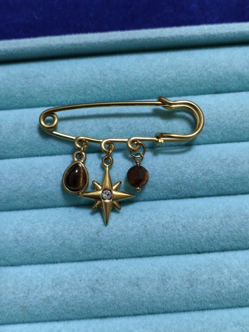 Brooch Pin Star (Category: Brooches) located in Taguig. Submitted by jeannescarlet (Listing ID 1464997911, Image 1). Description: 💎Brand New 💎Alloy Material.