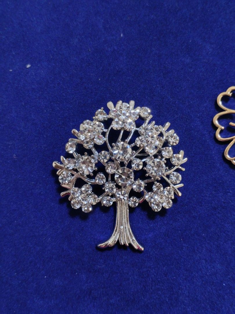 Brooch Pin White Silver Tree (Category: Brooches) located in Taguig. Submitted by jeannescarlet (Listing ID 1464995528, Image 1). Description: 💎Brand New 💎Alloy Material.