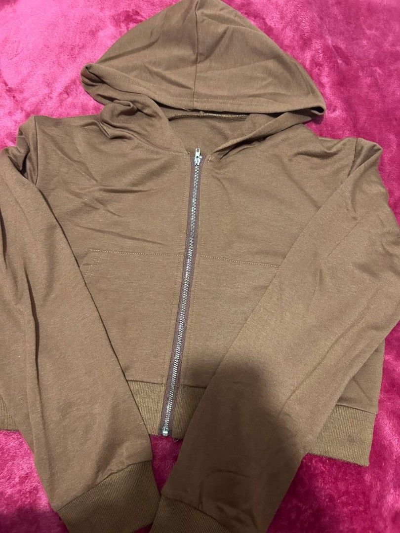 Brown crop jacket (Category: Coats, Jackets and Outerwear) located in Manila. Submitted by coolstuffs__ (Listing ID 1465161273, Image 2). Description: .