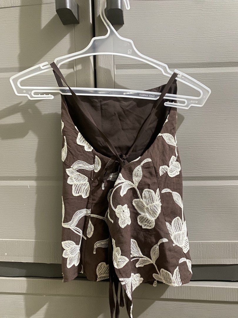 Brown Floral Cami Top (Category: Others Tops) located in Mandaluyong City. Submitted by curatedbyshamie (Listing ID 1465065403, Image 2). Description: .