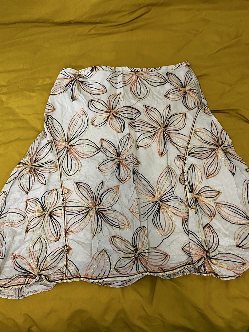 (BUNDLE) Castro, Fox, and Studio Skirt (Category: Skirts) located in Quezon City. Submitted by declutteringbyjam (Listing ID 1464991343, Image 2). Description: -preloved -small to medium -bundle for 350 -150 each -additional for sf.