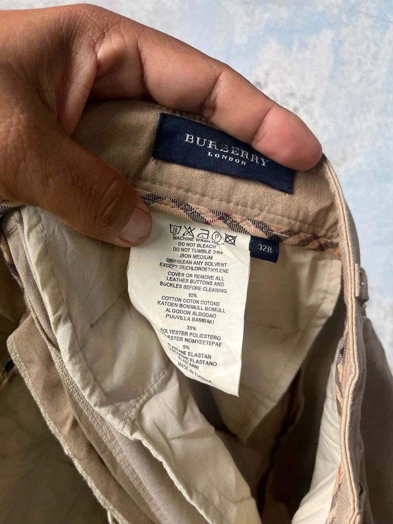 Burberry (Category: Chinos) located in Siay. Submitted by Jaaziahthriftdumaguete (Listing ID 1465009891, Image 3). Description: Wts ❗ Burberry Baggy chino pants 32 waistline 13 Thigh 44 Length 8. 5 leg hem opening 9.5/10 color rate flawless excellent condition Mine : 700 Free shipping fee Location Zamboanga Sibugay Mindanao.