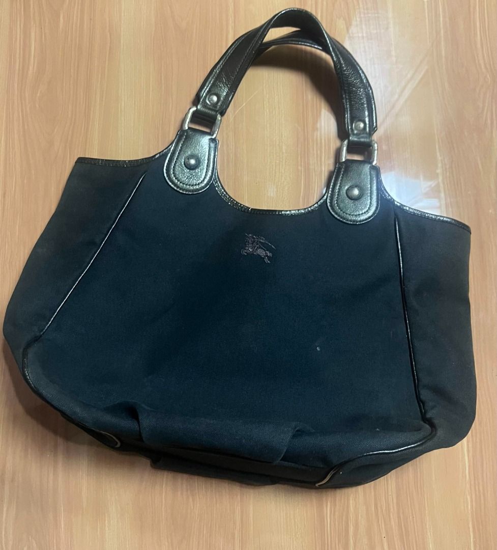 Burberry Black Shoulder Bag (Category: Shoulder Bags) located in Manila. Submitted by senggggg. (Listing ID 1465145177, Image 2). Description: good conditionn working zip need cleaning .