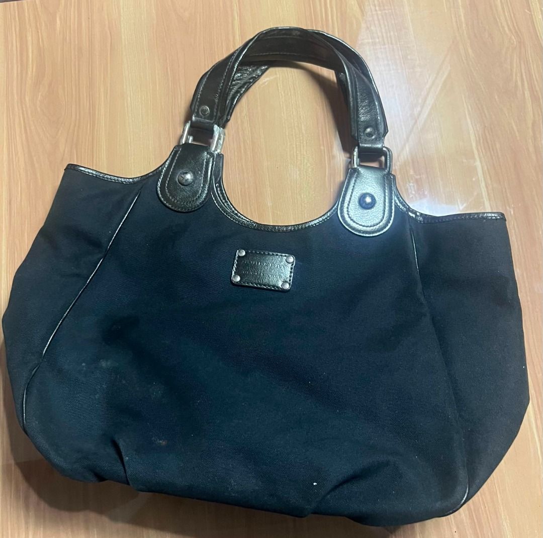 Burberry Black Shoulder Bag (Category: Shoulder Bags) located in Manila. Submitted by senggggg. (Listing ID 1465145177, Image 3). Description: good conditionn working zip need cleaning .