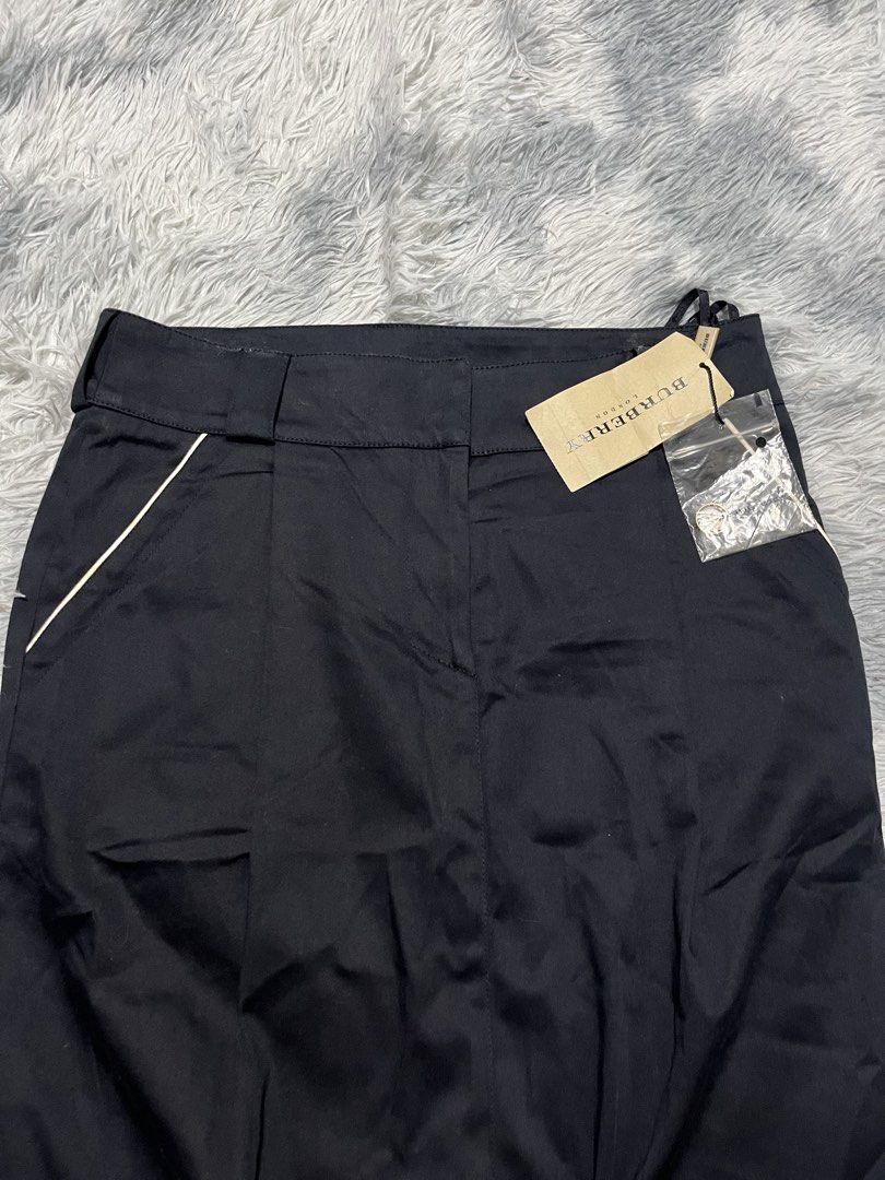 Burberry London Skirt (Category: Skirts) located in Sasmuan (Sexmoan). Submitted by winterclothes.ph (Listing ID 1465109941, Image 2). Description: Burberry London Skirt Uk 4 on tag Waist 29 Length 22 Excellent Condition .