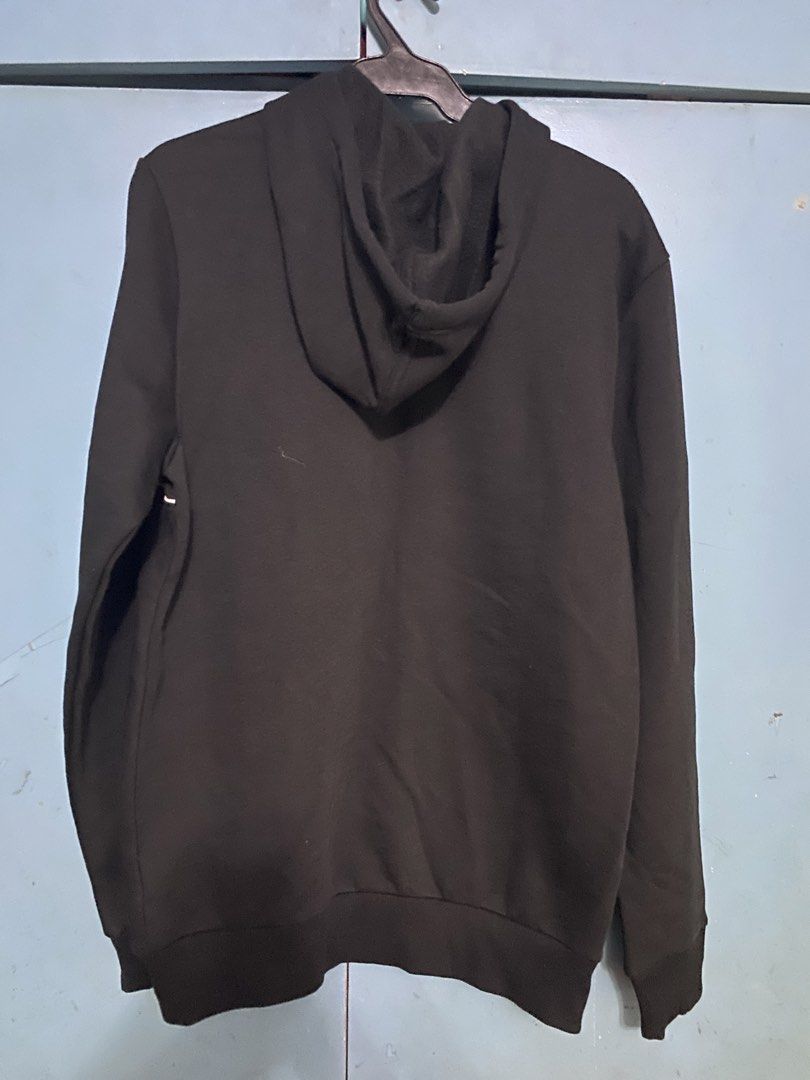 CALVIN KLEIN SWEATER WITH HOODIE (Category: Activewear) located in Quezon City. Submitted by elmiras_closet (Listing ID 1465080791, Image 3). Description: original authentic apparel 9/10 condition very good condition from US Balikbayan box no flaws or issue.