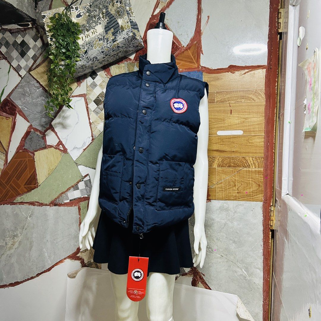 Canada goose vest puffer (Category: Luxury Apparel) located in Baguio. Submitted by kckc_luxury (Listing ID 1465105537, Image 2). Description: 🌸 TINY PINK SPOTS ARE LENS DAMAGE, NOT CLOTH STAINS ————————— ❗️KINDLY READ BEFORE MAKING AN OFFER❗️ LISTING DETAILS size:S-M width x length (inches):21x25 condition: EXCELLENT --- MOP: Gcash / BPI MOD: J&T / JRS LOCATION: Baguio City --- NOTE: • Manage your expectations • Photos did not go under any edit