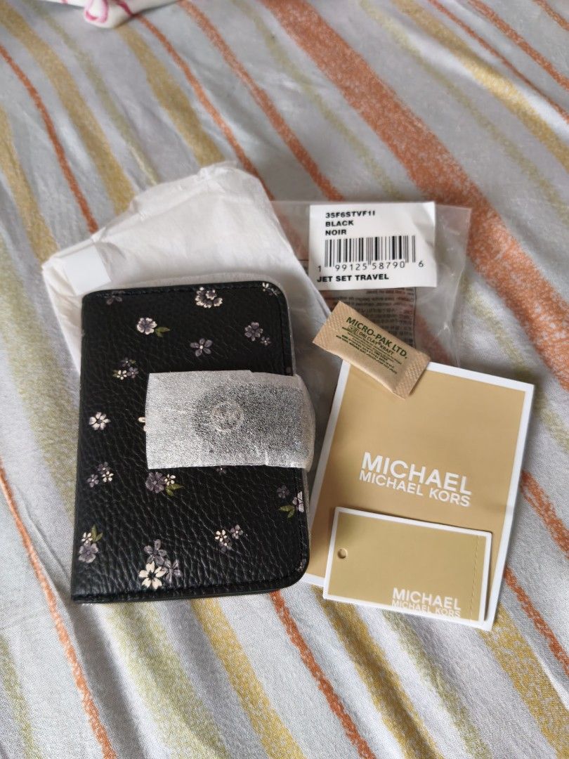 card wallet (Category: Luxury Bags & Wallets) located in Bacoor. Submitted by clonion (Listing ID 1465119286, Image 1). Description: retail purchase brand new nothing to discuss.