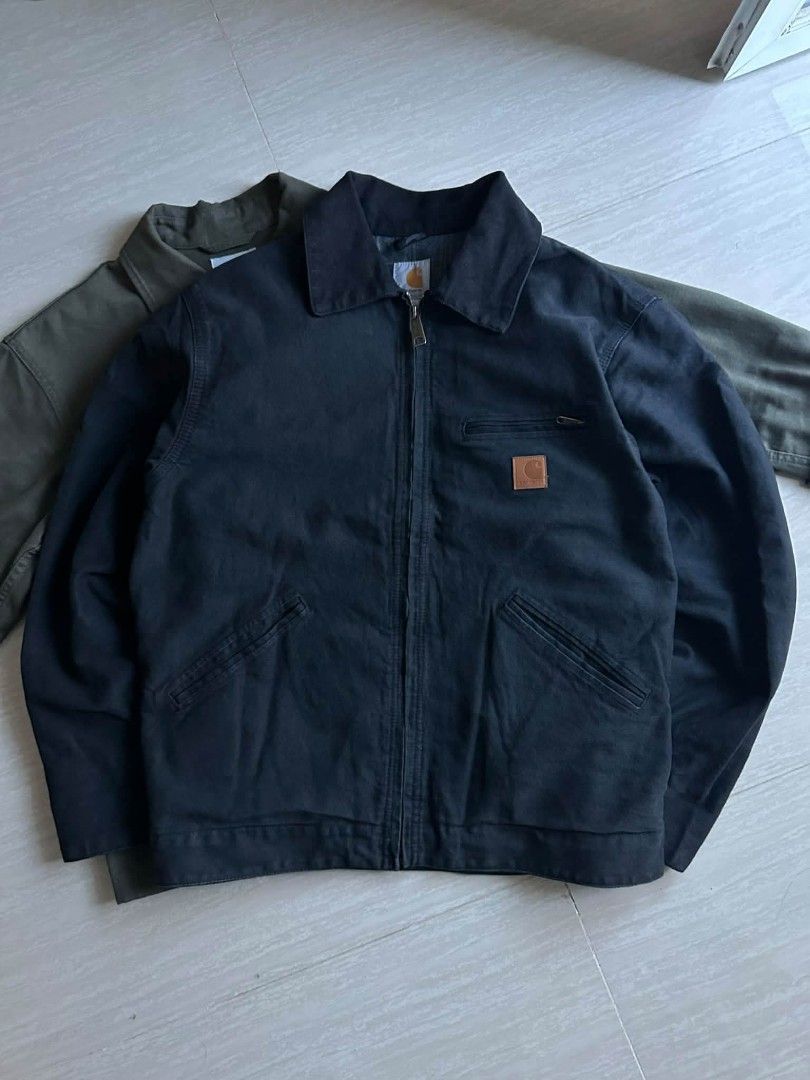 Carhartt J97 PTL Detroit Jacket Medium Regular (Category: Coats, Jackets and Outerwear) located in Santiago. Submitted by PjThrift (Listing ID 1465070318, Image 1). Description: - Brand: Carhartt - Style: Detroit Jacket (J97 PTL) - Color: Black - Size: Medium Regular (23 x 26 dimes) - Lining: Plaid blanket lining - Details: Corduroy collar, brass-tone zipper and buttons, leather logo patch on chest pocket - Condition: Clean canvas fabric, worn li