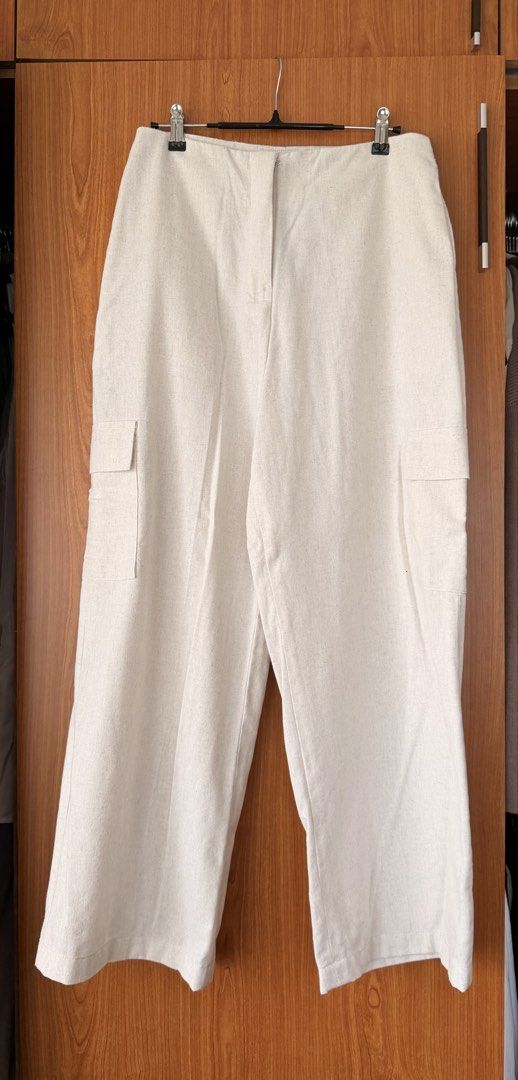 Cariño beige linen cargo pants (Category: Jeans) located in Cavite. Submitted by klarev (Listing ID 1465029189, Image 1). Description: - Medium on tag but altered to Small - Straight/wide leg fit .