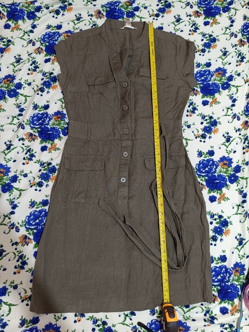 casual dress (Category: Dresses) located in Limay. Submitted by lisa_2318 (Listing ID 1464978007, Image 1). Description: Button-front design with a V-neck opening. Four flap pockets (two on the chest and two on the skirt), giving it a utility or safari look. Cap sleeves for a relaxed, comfortable fit. Belt loops and matching fabric belt to define the waist. Linen-blend material, which is breathable and suitable for warm weather..