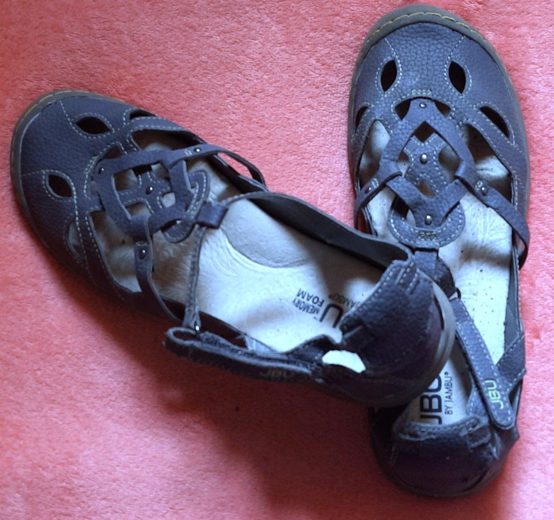 Casual Footwear (Category: Flats & Sandals) located in Manila. Submitted by declutter.mnla (Listing ID 1465009877, Image 1). Description: bought in US, stylish,comfortable, perfect for adventure and everyday use.. rfs: de-cluttering.
