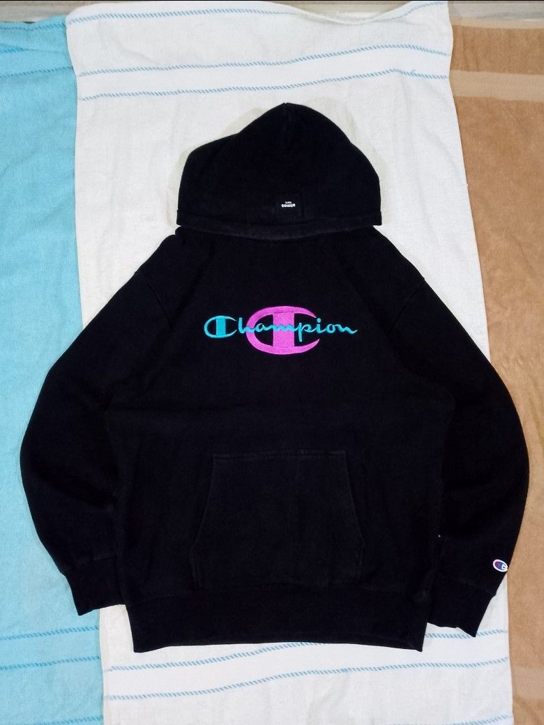 CHAMPION × ATMOS TOKYO COLLABORATION (Category: Coats, Jackets and Outerwear) located in Saint Bernard. Submitted by j0h_mhongg (Listing ID 1465167028, Image 2). Description: THIS ITEM I BOUGHT TO JAPAN THIS LIMITED EDITION COLLABORATION HOODIE AS NEW CONDITION NO LACE ASIAN SIZING DIMES: 22 × 29.