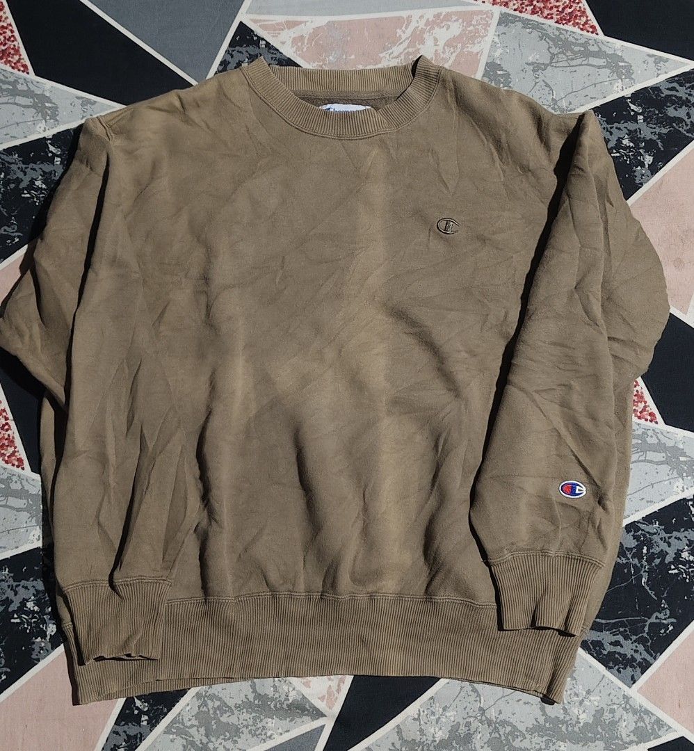 Champion crewneck sweatshirt (Category: Sleep and Loungewear) located in Santiago. Submitted by ilocano.thrift (Listing ID 1465075733, Image 1). Description: Champion crewneck sweatshirt Good condition Dimes 23by28.