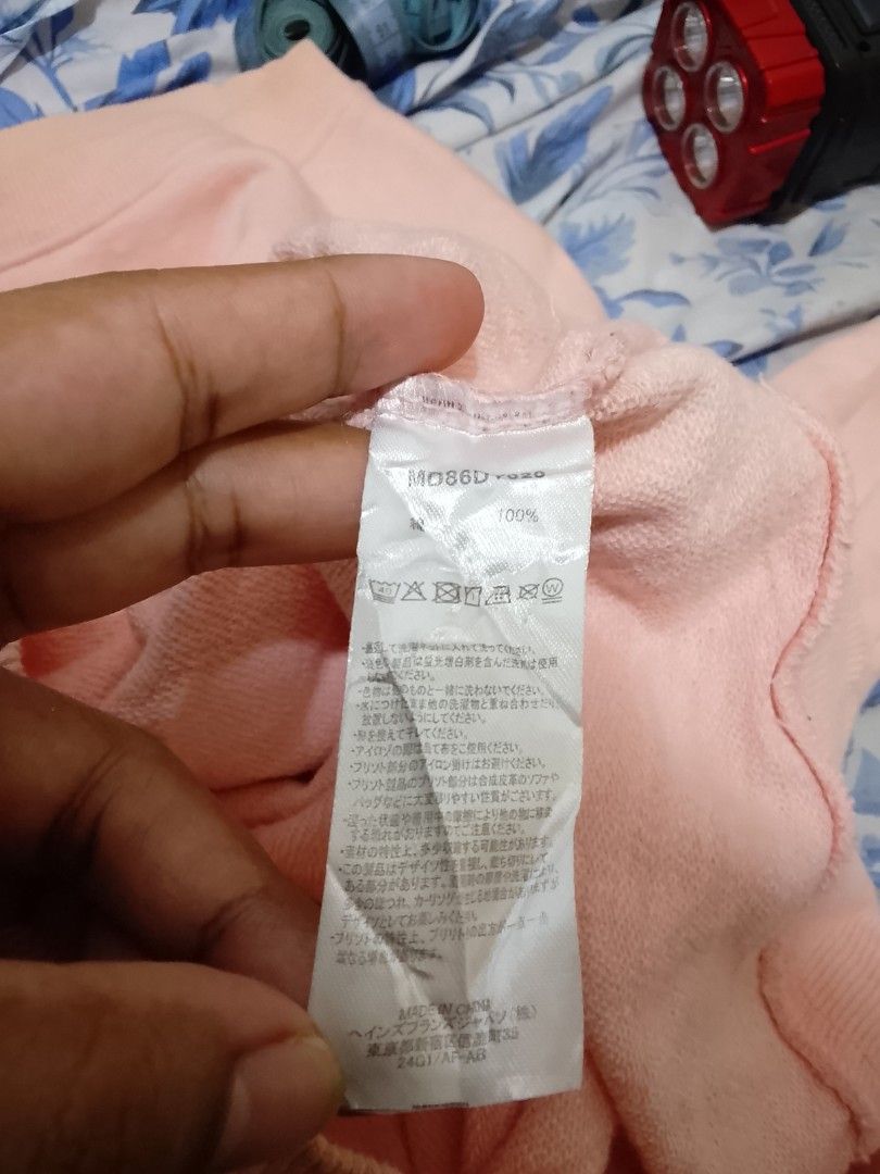 Champion Sweater (Category: Hoodies) located in Dasmarinas. Submitted by alexander24 (Listing ID 1465110723, Image 3). Description: Champion Sweater Size: Small to semi Medium Dimes: W19 x L25 Condition: Excellent Color rate: 9.8/10 Issue: Need wash.