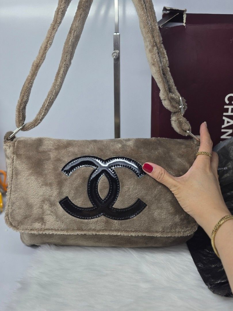 Chanel GWP VIP Shoulder Bag (Category: Luxury Bags & Wallets) located in Antipolo. Submitted by aaliyahs.closet2 (Listing ID 1464968973, Image 3). Description: Brandnew Chanel GWP (Gift with Purchased) VIP Shoulder Bag Strictly 2days Reservation Only. Sending Offer means, you are decided to purchase the item. After Offer is ACCEPTED it is automatically Reserved. No returns, no exchanged. Location: Antipolo, City Shipment via: Lalamove LBC Cash on