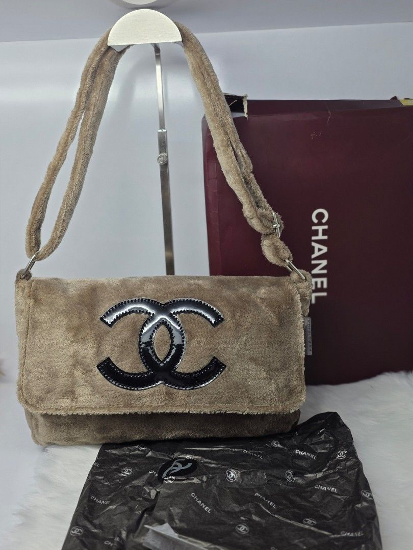 Chanel GWP VIP Shoulder Bag (Category: Luxury Bags & Wallets) located in Antipolo. Submitted by aaliyahs.closet2 (Listing ID 1464968973, Image 1). Description: Brandnew Chanel GWP (Gift with Purchased) VIP Shoulder Bag Strictly 2days Reservation Only. Sending Offer means, you are decided to purchase the item. After Offer is ACCEPTED it is automatically Reserved. No returns, no exchanged. Location: Antipolo, City Shipment via: Lalamove LBC Cash on