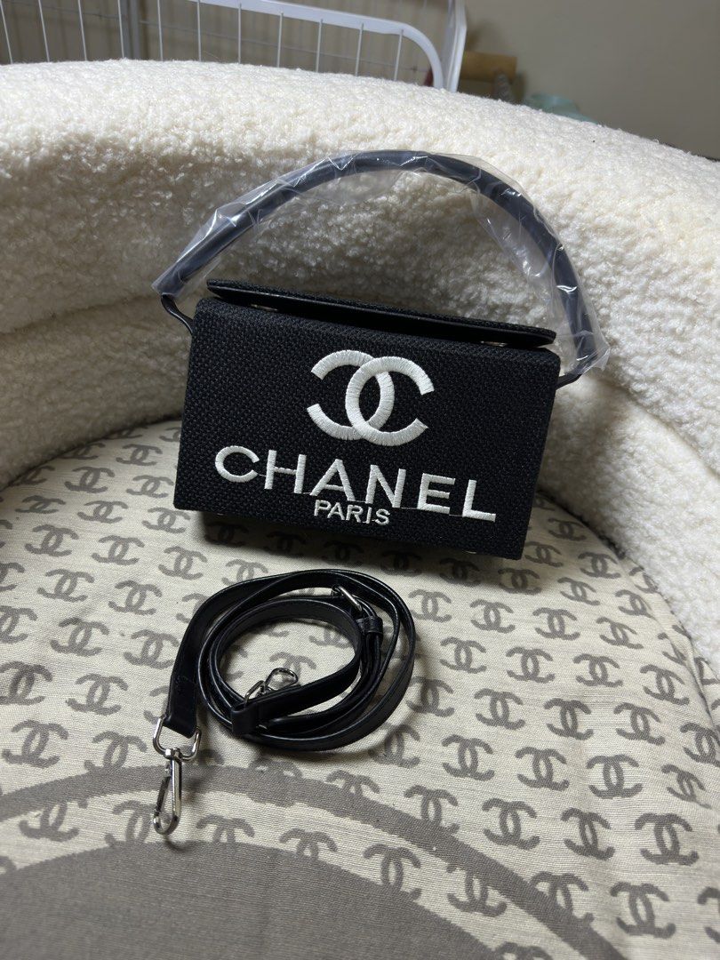 Ch@n3L 2way Box type Bag (Category: Cross-body Bags) located in Binmaley. Submitted by amayscollections (Listing ID 1465100322, Image 2). Description: New Arrival Ch@nEL Box Type 2way Bag ! P699 Only payment first Kasya medium wallet ses ang ganda ganda in person🥰 YES to COD add 70 only ✅ .
