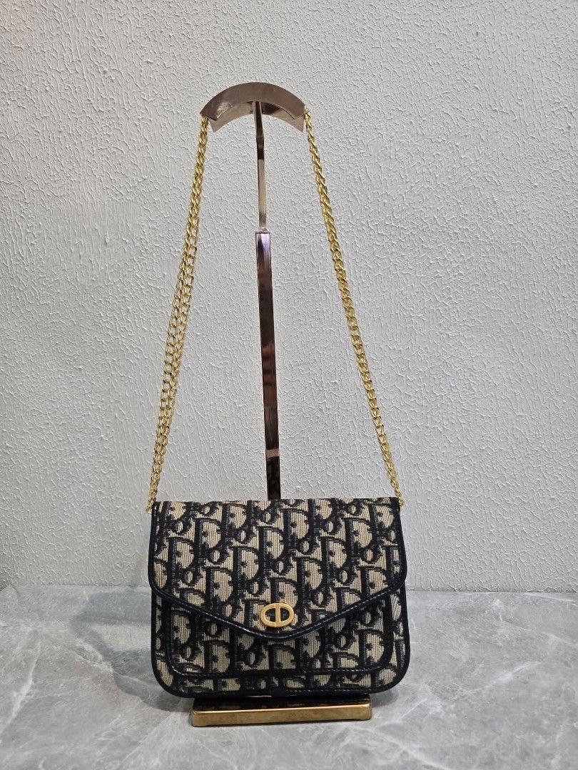 Christian Dior Oblique Monogram Envelope Flap Clutch Bag (Category: Clutches) located in Manila. Submitted by ej.collections (Listing ID 1464985652, Image 1). Description: NEGOTIABLE PRICE ALL ITEMS ARE ONHAND 💯 GUARANTEED AUTHENTIC MONEY BACK IF PROVEN FAKE •Size: Small •Condition: Good •Inclusion: Gold chain •Plus shipping fee •Local & international shipment 📍Loc. Davao City.