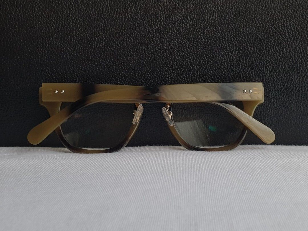 Classic Retro Shape Eyeglass Frame (Category: Sunglasses & Eyewear) located in Quezon City. Submitted by WasalakTwo (Listing ID 1465158311, Image 2). Description: Bought in Japan Durable and high quality Goodcondition Clean and presentable Non prescription lens installed Open for delivery nationwide.