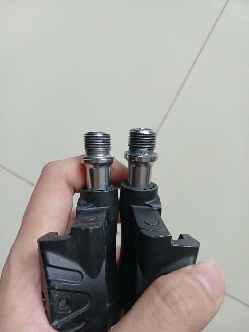 Clipless pedals (Category: Parts & Accessories) located in Singapore. Submitted by plsdontbackdea (Listing ID 1465004135, Image 5). Description: wts rockbro clipless pedals Threading no issue, still smooth still in good condi, got small scuffs but is js cosmetics selling as I'm using Shimano 105 $30 tng my convi.