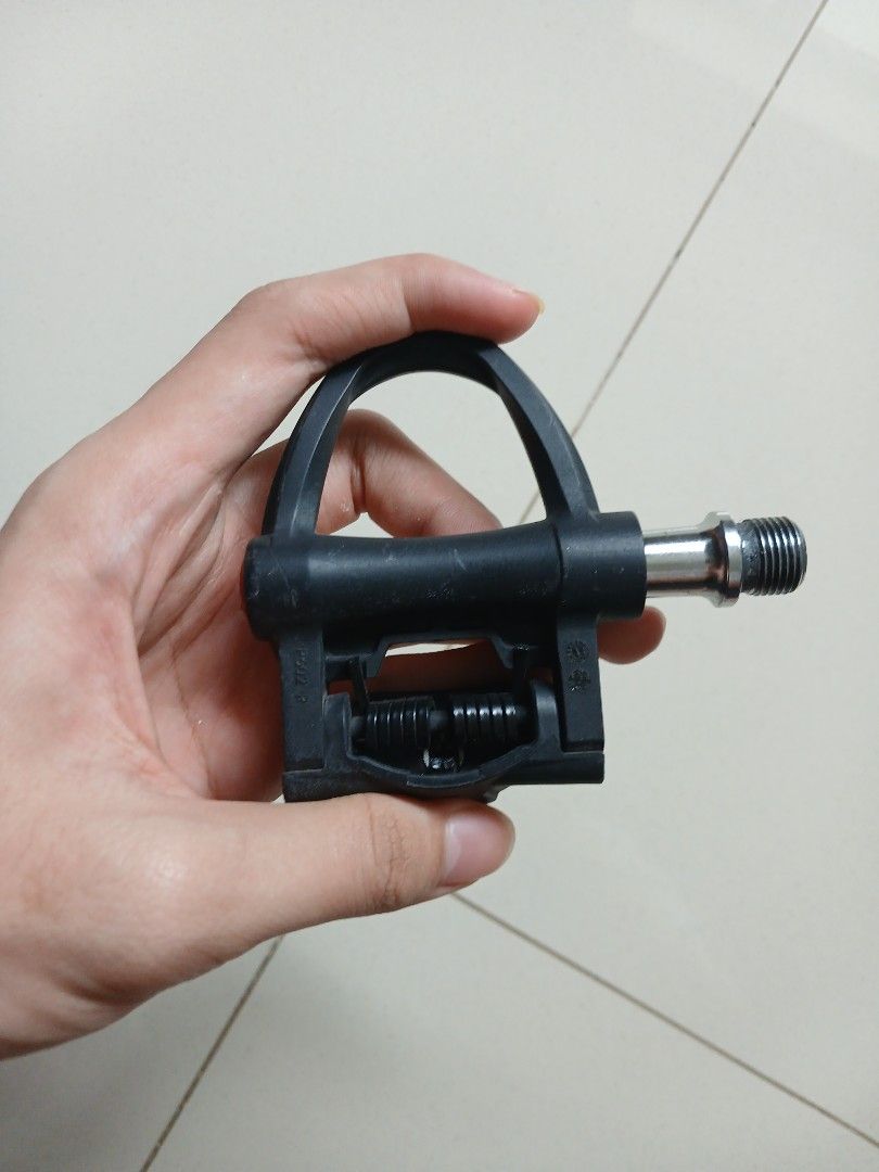 Clipless pedals (Category: Parts & Accessories) located in Singapore. Submitted by plsdontbackdea (Listing ID 1465004135, Image 4). Description: wts rockbro clipless pedals Threading no issue, still smooth still in good condi, got small scuffs but is js cosmetics selling as I'm using Shimano 105 $30 tng my convi.