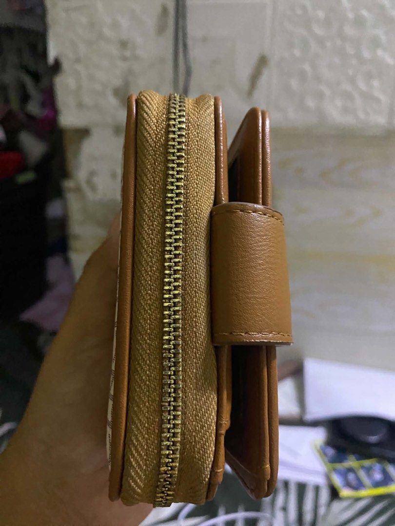Cln Wallet (Category: Wallets & Card holders) located in Manila. Submitted by _casani0303 (Listing ID 1465080129, Image 3). Description: Rfs: Nakatambak nalang .