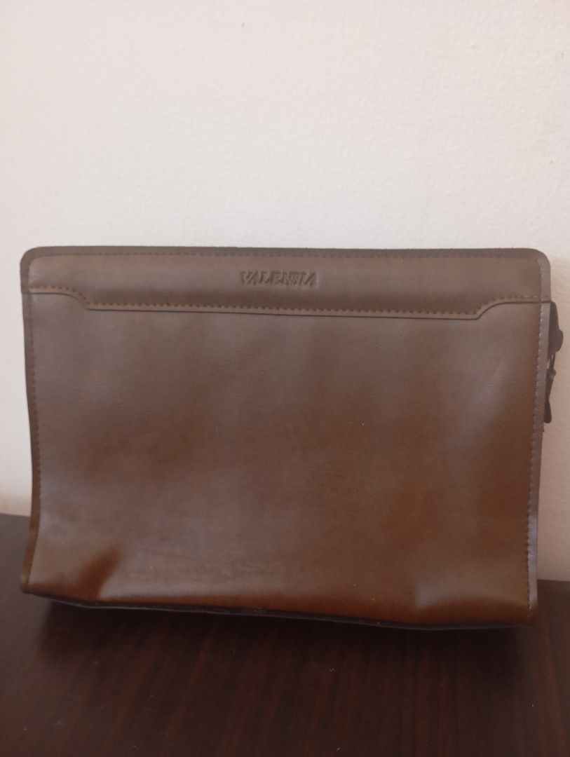 Clutch bag leather (Category: Belt bags, Clutches and Pouches) located in Las Pinas. Submitted by quick_deals_great_finds2 (Listing ID 1465010383, Image 1). Description: 9.5 x 7 inches Leather good condition.