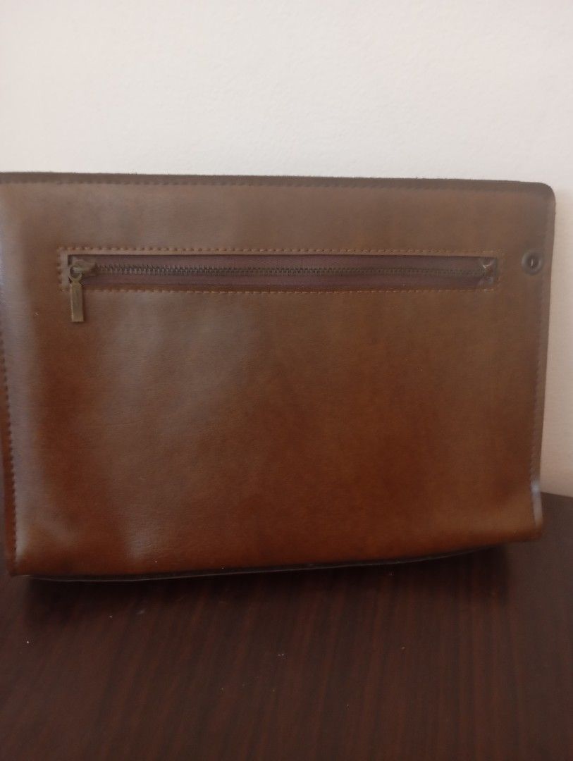Clutch bag leather (Category: Belt bags, Clutches and Pouches) located in Las Pinas. Submitted by quick_deals_great_finds2 (Listing ID 1465010383, Image 3). Description: 9.5 x 7 inches Leather good condition.
