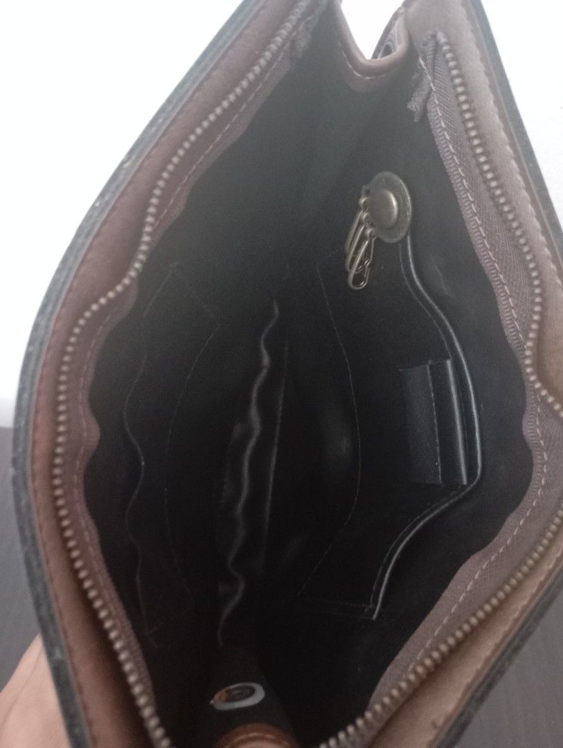 Clutch bag leather (Category: Belt bags, Clutches and Pouches) located in Las Pinas. Submitted by quick_deals_great_finds2 (Listing ID 1465010383, Image 2). Description: 9.5 x 7 inches Leather good condition.