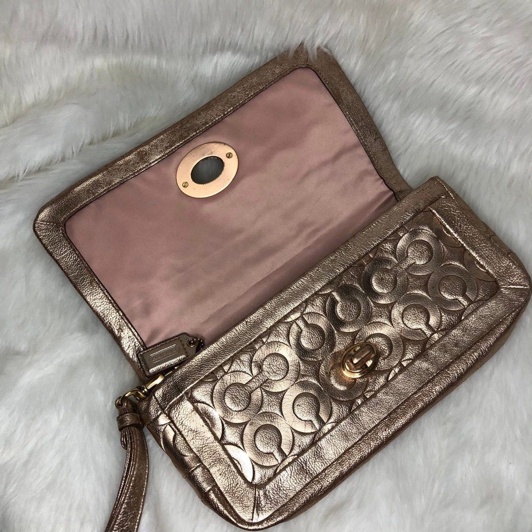 Coach (Category: Clutches) located in Puerto Princesa. Submitted by mariasolidad (Listing ID 1465005685, Image 3). Description: 🔖Coach Clutch/Party bag 📍Guaranteed authentic 📍Normal signs of wear lang pero no flaw. SALE❗️ SALE❗️ SALE❗️ 🏷️From 1k down to 700❗️ 📌Detachable handle/strap 📌Parang Old rose ang actual color..