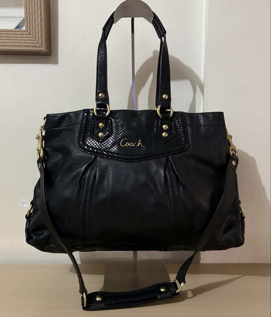 Coach Ashley Leather Carryall Bag (Category: Shoulder Bags) located in Cavite. Submitted by chubbsavenue (Listing ID 1465012252, Image 1). Description: .