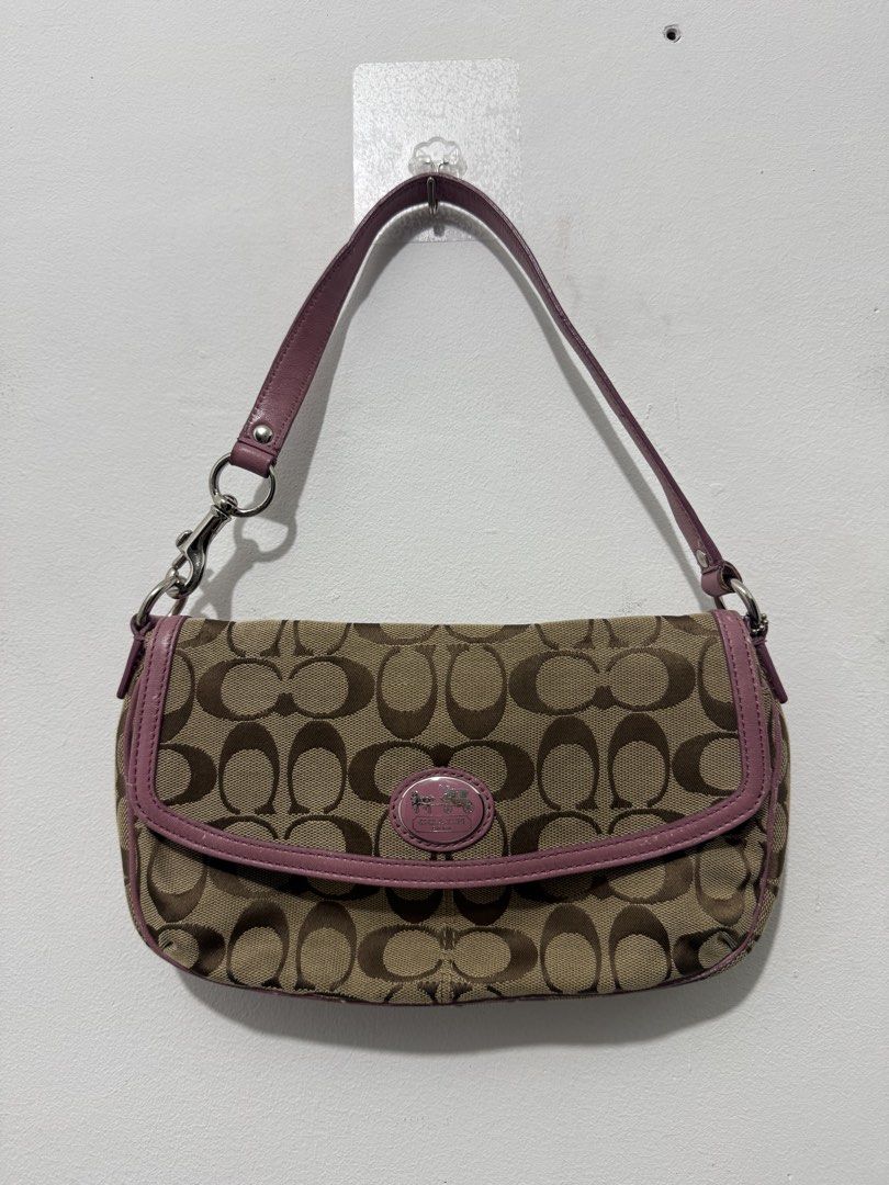 Coach bag (Category: Shoulder Bags) located in Sorsogon. Submitted by jovert_23alviz (Listing ID 1465165692, Image 1). Description: Excellent condition No major issue Message for other details.