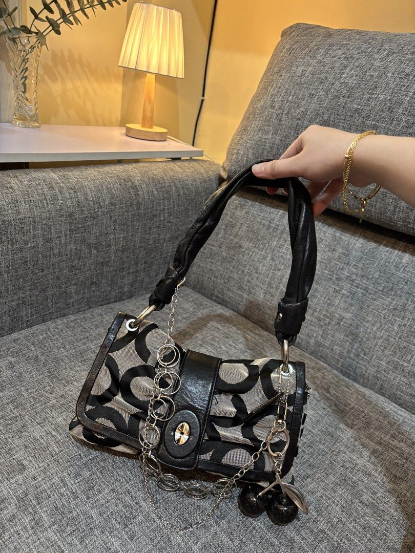 Coach bow parker vintage bag (Category: Shoulder Bags) located in Binangonan. Submitted by bagsistersph (Listing ID 1465097364, Image 1). Description: .