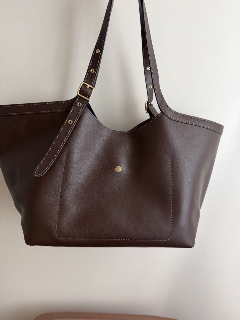 Coach Gramercy Tote (Category: Tote Bags) located in Cainta. Submitted by arideclutter (Listing ID 1465013896, Image 2). Description: AUTHENTIC Coach Gramercy Tote Brown With dust bag and paper bag - Premium quality material with a durable design - Lightweight and practical for everyday use - Carefully packed and ready for shipping.