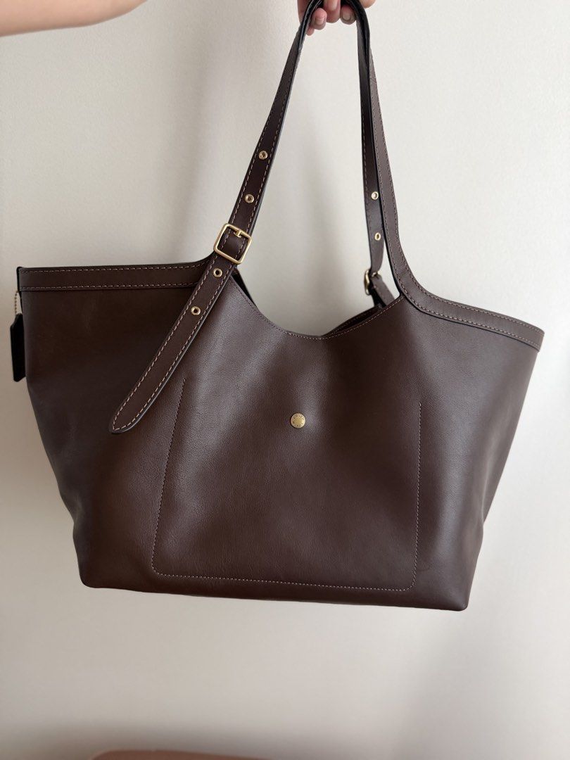 Coach Gramercy Tote (Category: Tote Bags) located in Cainta. Submitted by arideclutter (Listing ID 1465013896, Image 3). Description: AUTHENTIC Coach Gramercy Tote Brown With dust bag and paper bag - Premium quality material with a durable design - Lightweight and practical for everyday use - Carefully packed and ready for shipping.