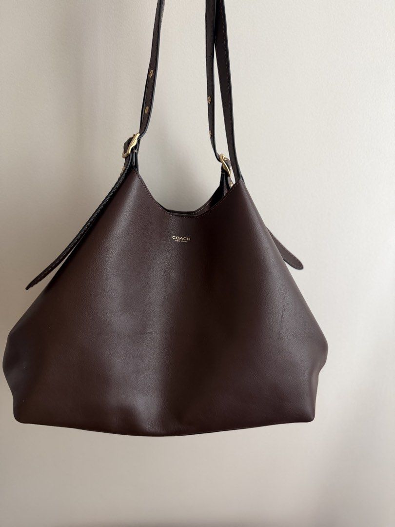 Coach Gramercy Tote (Category: Tote Bags) located in Cainta. Submitted by arideclutter (Listing ID 1465013896, Image 1). Description: AUTHENTIC Coach Gramercy Tote Brown With dust bag and paper bag - Premium quality material with a durable design - Lightweight and practical for everyday use - Carefully packed and ready for shipping.