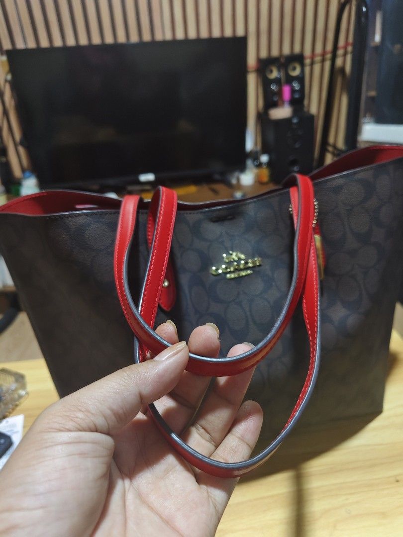 Coach large tote (Category: Tote Bags) located in Manila. Submitted by quickcloud_e63045 (Listing ID 1465029542, Image 3). Description: .