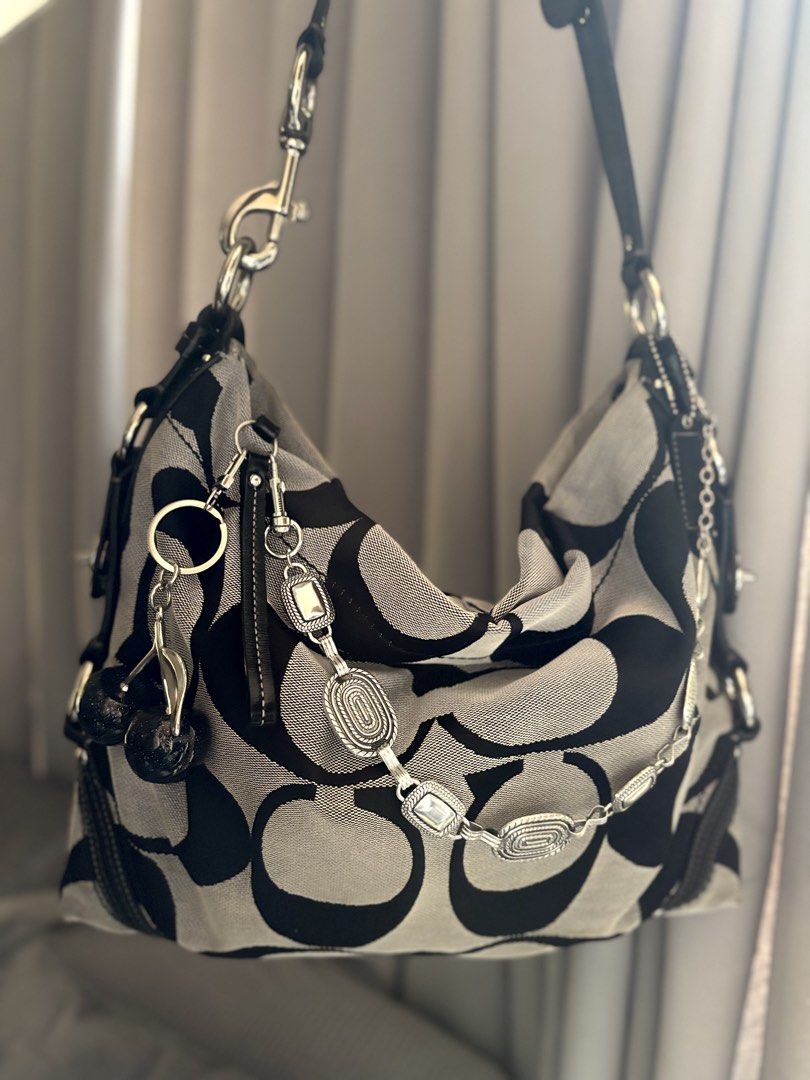 Coach medium carly vintage bag (Category: Shoulder Bags) located in Binangonan. Submitted by bagsistersph (Listing ID 1465098440, Image 3). Description: .