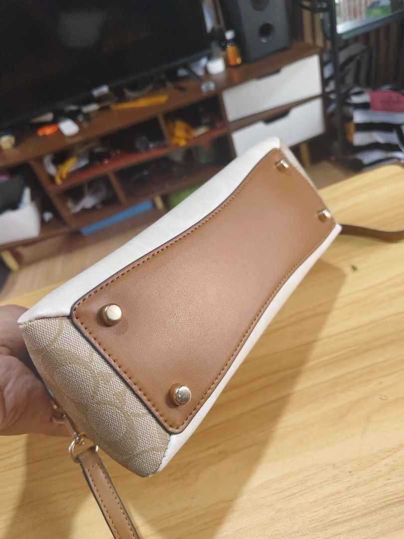 Coach mini Lillie (Category: Shoulder Bags) located in Manila. Submitted by quickcloud_e63045 (Listing ID 1465043767, Image 3). Description: .