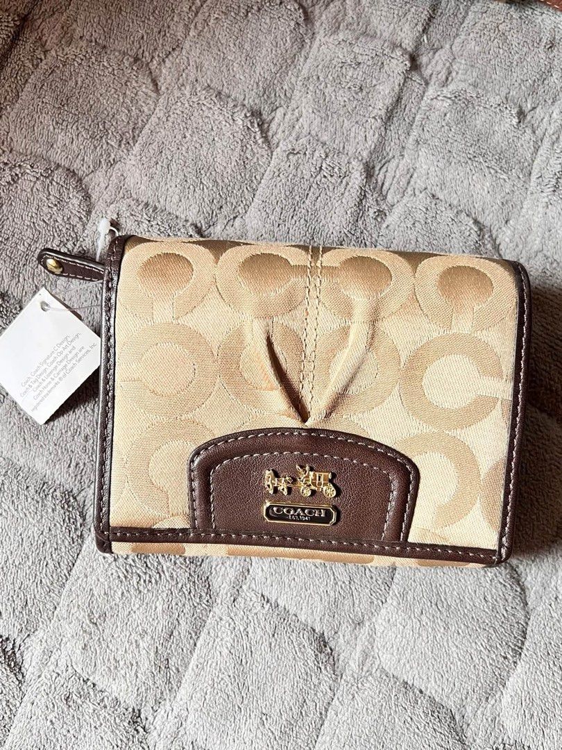 💯Coach Orig bifold wallet (Category: Luxury Bags & Wallets) located in General Santos City (Dadiangas). Submitted by braverabbit.67 (Listing ID 1465030912, Image 1). Description: C 🤩 a C H MadiSon BiFold wallet in Pristine Condition💯 (unused) 🅿️3,500 free Sf.