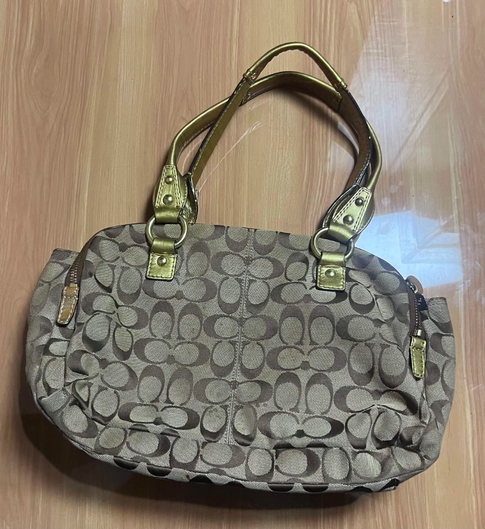 Coach Penelope Signature Shoulder bag (Category: Shoulder Bags) located in Manila. Submitted by senggggg. (Listing ID 1465143745, Image 3). Description: good condition working zip minimal dirt check details.